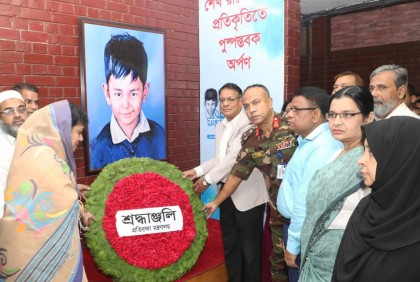 শেখ রাসেলের প্রতিকৃতিতে প্রতিরক্ষা মন্ত্রণালয়ের সিনিয়র সচিবের শ্রদ্ধা জ্ঞাপন 