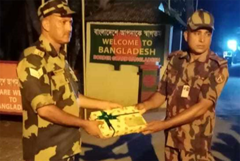 বিএসএফকে মিষ্টি উপহার দিলো বিজিবি