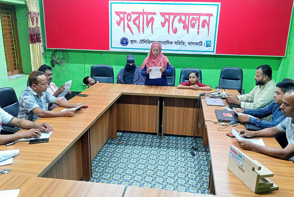 সংবাদ সম্মেলনে স্বামীর বিরুদ্ধে হামলার অভিযোগ প্রথম স্ত্রীর