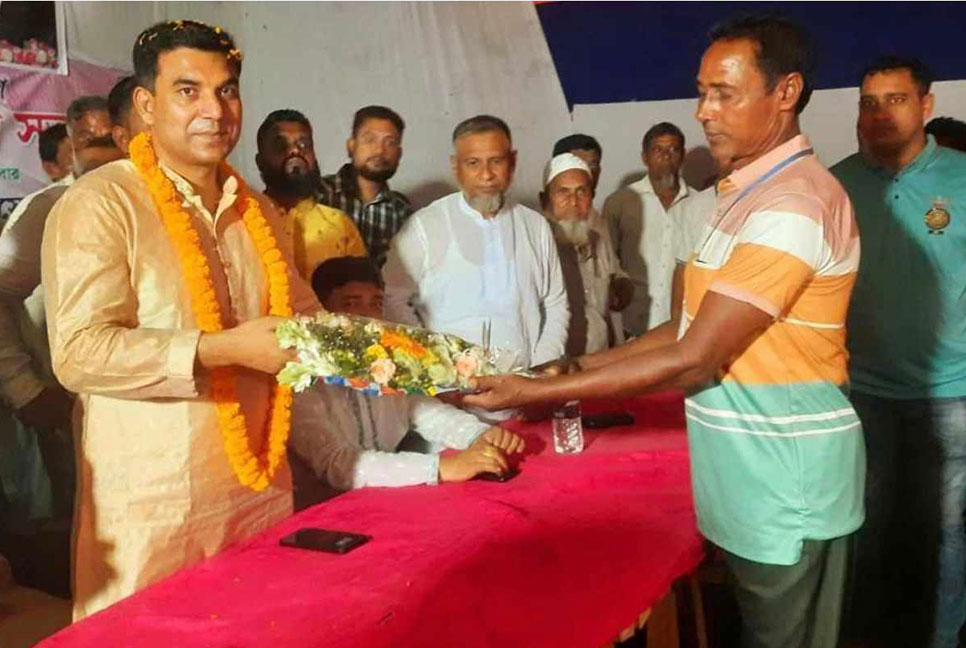 ফরিদপুরে আওয়ামী লীগে যোগ দিল বিএনপির শতাধিক নেতাকর্মী