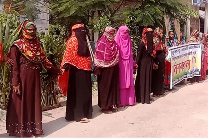 গলাচিপায় মানববন্ধন ও ঝাড়ুমিছিল
