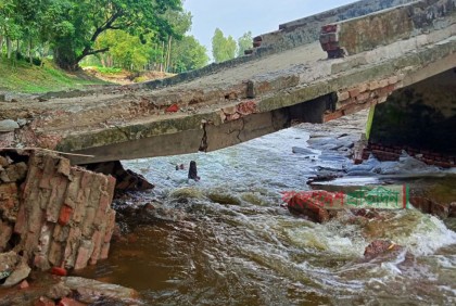 তীব্র স্রোতে ব্রিজ ভেঙে দুর্ভোগে ৬ গ্রামের ২০ হাজার মানুষ