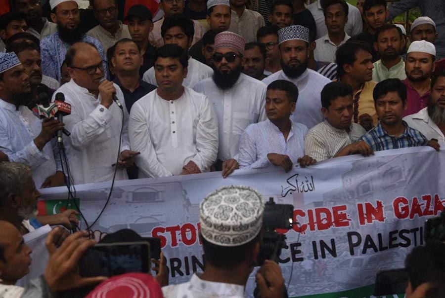 গাজায় গণহত্যা বন্ধের দাবিতে জাকের পার্টির মানববন্ধন 