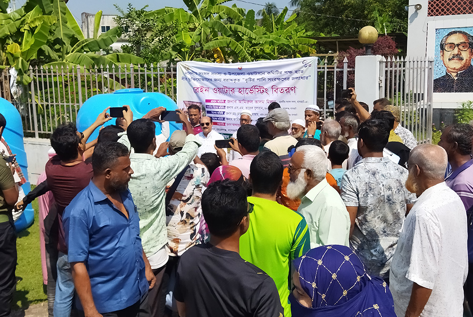 ৮৫ মুক্তিযোদ্ধা পরিবারে পানির ট্যাংক বিতরণ