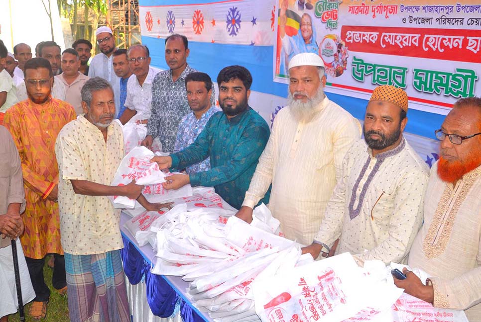 বগুড়ায় সনাতন ধর্মাবলম্বীদের মাঝে শাড়ি-লুঙ্গি বিতরণ