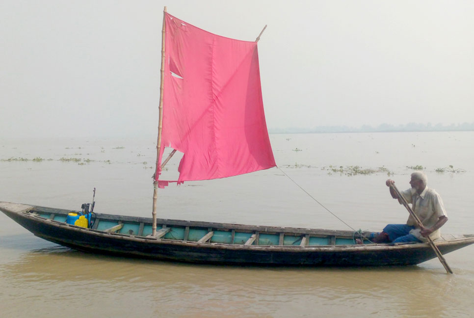 হারিয়ে যাচ্ছে পালতোলা নৌকা