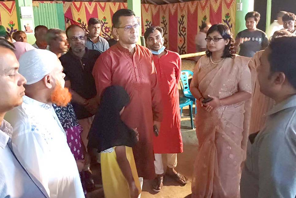 বগুড়ায় জেলা প্রশাসকের বিভিন্ন পূজামণ্ডপ পরিদর্শন