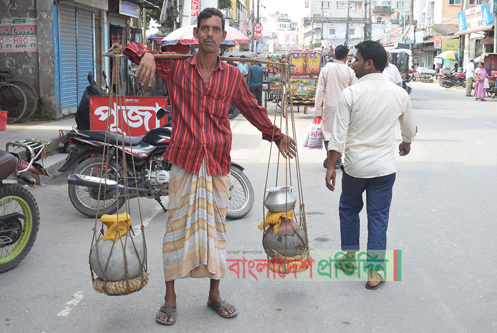 রংপুরে শীতের আভাস, বিক্রি হচ্ছে খেজুরের রস