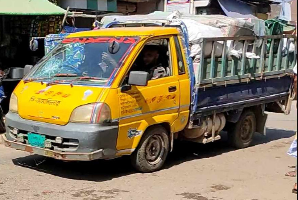 বিপুল পরিমাণ ভারতীয় কাপড় জব্দ