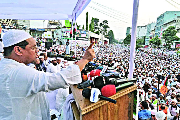 বায়তুল মোকাররমে বক্তব্য রাখেন আমির মুফতি সৈয়দ মুহাম্মদ রেজাউল করীম পীর চরমোনাই