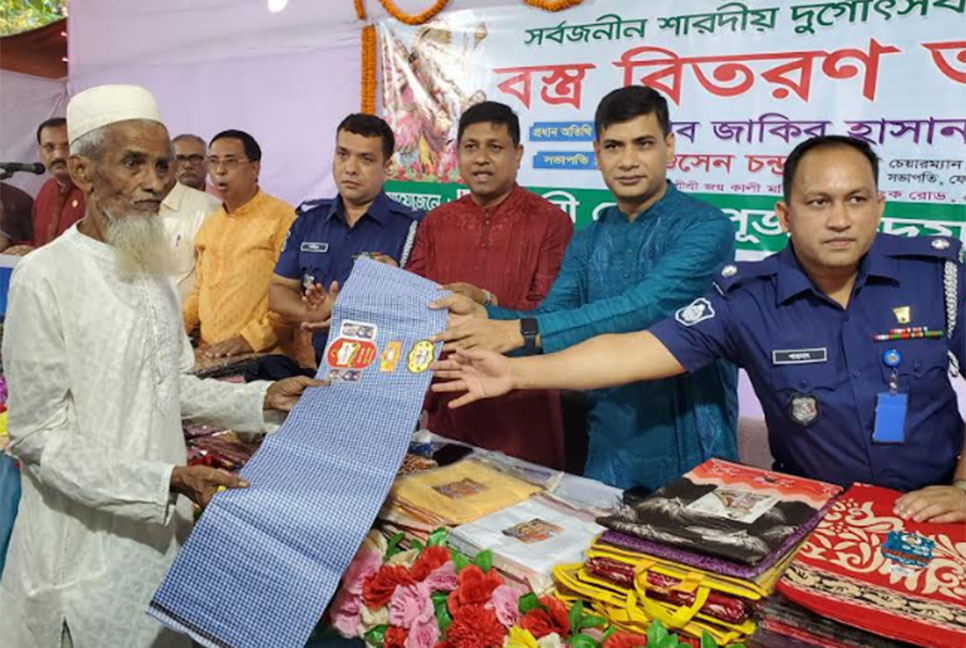 ফেনীতে অসহায়-দুস্থদের মাঝে বস্ত্র বিতরণ