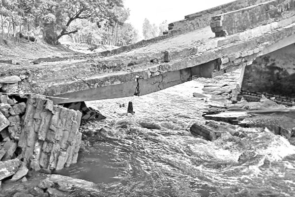 তীব্র স্রোতে ভেঙে পড়েছে সেতু