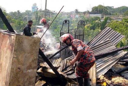 কলাপাড়ায় ভবনের ছাদে আগুন, পুড়ে ছাই রান্নাঘর