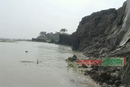 বলেশ্বর নদের অব্যাহত ভাঙনে ৫০০ ফুট রিং-বাঁধ বিলীন