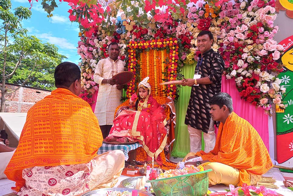হবিগঞ্জে কুমারী পূজায় দর্শনার্থীদের ভিড়