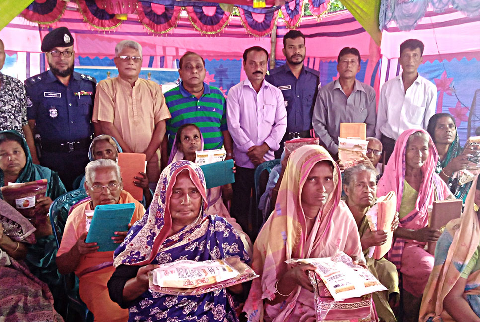 দিনাজপুরে হত-দরিদ্র নারীদের 
মাঝে বস্ত্র বিতরণ