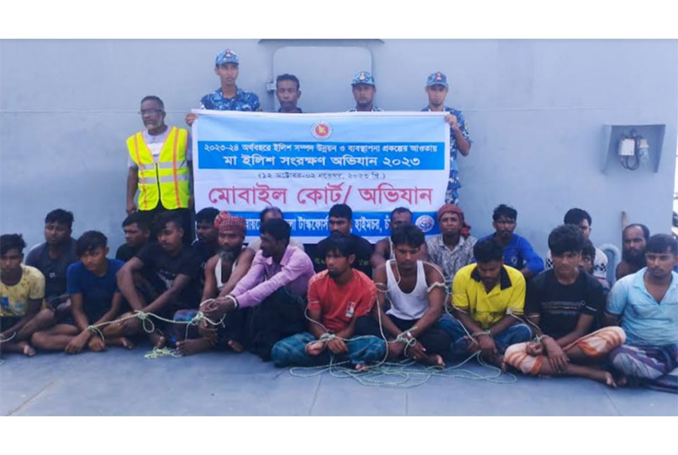 নিষেধাজ্ঞা অমান্য করে ইলিশ ধরায় ৫০ জেলে আটক
