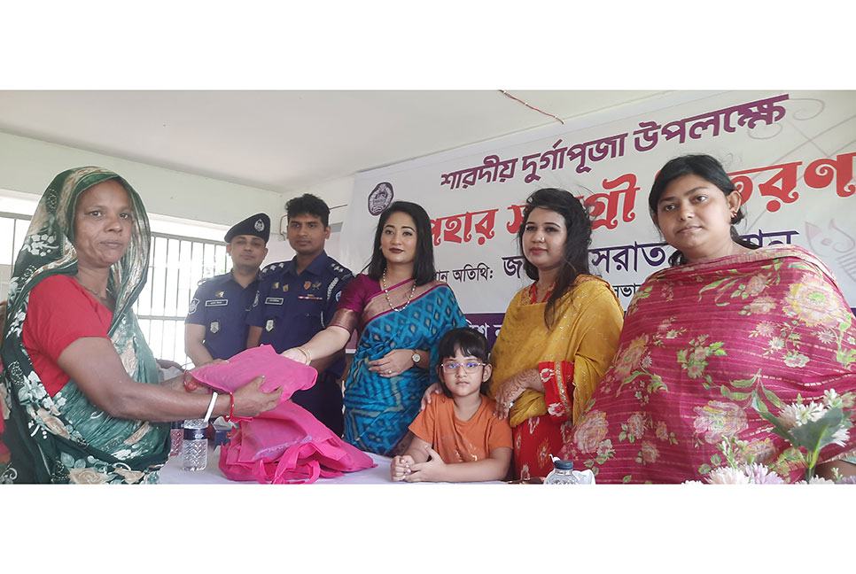সোনাগাজীতে হিন্দুদের মাঝে পুনাক সভানেত্রীর উপহার বিতরণ