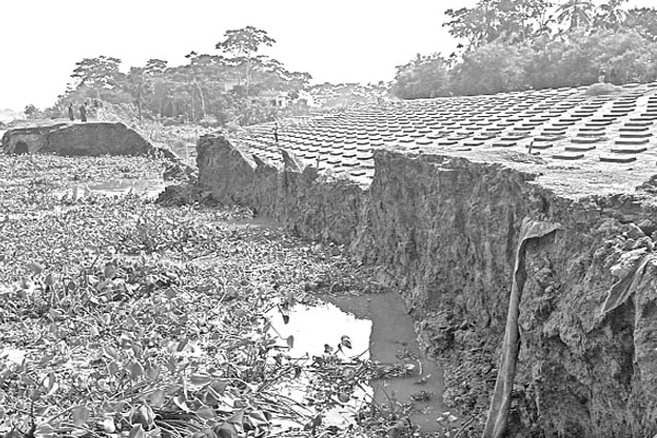 বলেশ্বর নদে ভাঙন আতঙ্ক