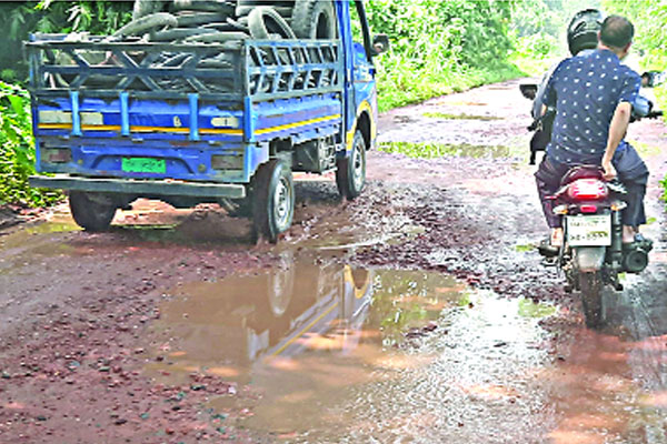 শুষ্ক মৌসুমে ধুলাবালি আর বর্ষায় মৃত্যুফাঁদ
