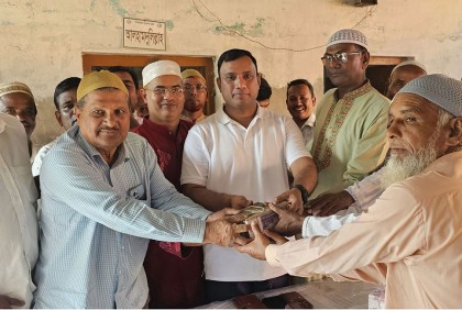 ঠাকুরগাঁওয়ে মসজিদের উন্নয়ন কাজে অর্থ অনুদান