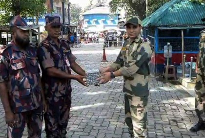 দিনাজপুরের হিলি সীমান্তের শূন্য রেখায় বিএসএফকে বিজিবি’র মিষ্টি উপহার