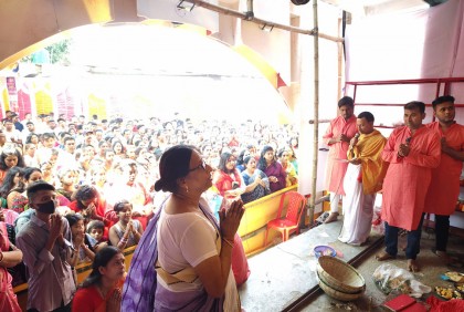 দিনাজপুরে কুমারী পূজায় মণ্ডপগুলোতে ভক্ত-পুণ্যার্থীদের ভিড়