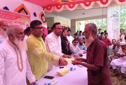 আলফাডাঙ্গায় ঘূর্ণিঝড়ে ক্ষতিগ্রস্তদের আর্থিক সহায়তা দিলেন দোলন 