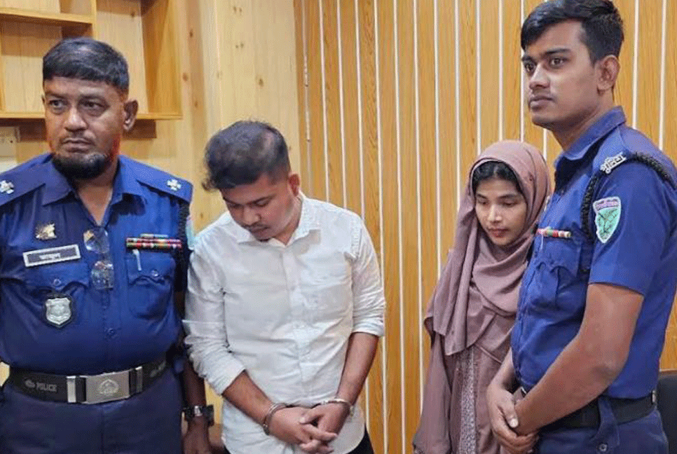 পাসপোর্ট করতে এসে দালালসহ রোহিঙ্গা তরুণী আটক