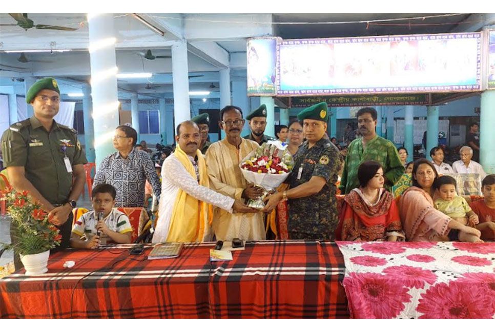 
গোপালগঞ্জে পূজা মণ্ডপ পরিদর্শন করলেন আনসার ও ভিডিপির পরিচালক 