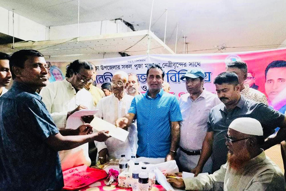 ভালুকায় পূজা মণ্ডপে আওয়ামী লীগ নেতার আর্থিক অনুদান প্রদান