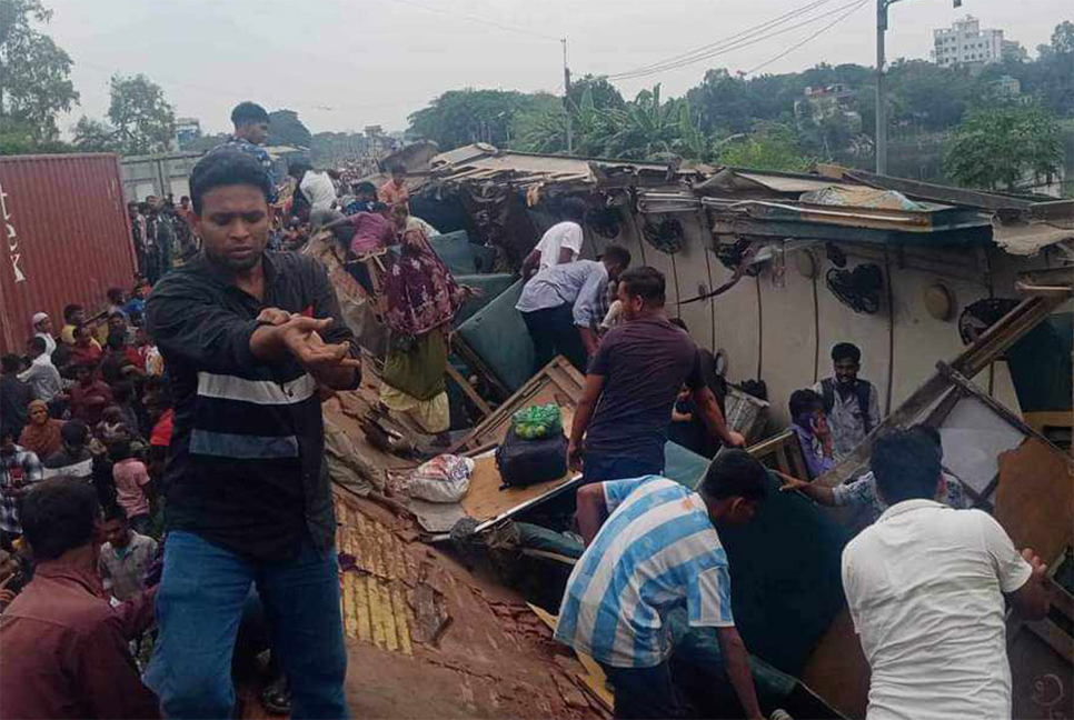 ভৈরবে ট্রেন দুর্ঘটনা, বহু হতাহতের শঙ্কা
