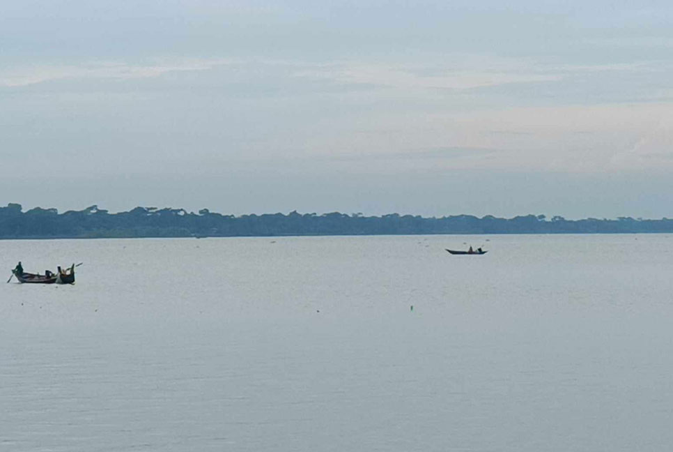 দুমকিতে নির্বিঘ্নে চলছে ইলিশ শিকার