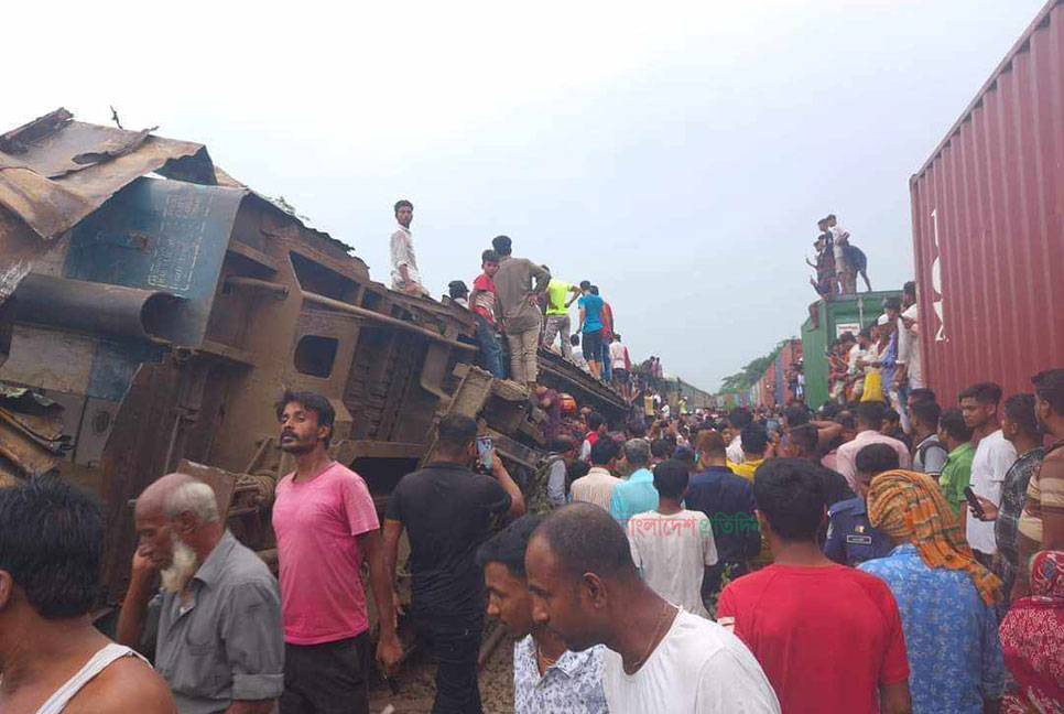 ভৈরবে ট্রেন দুর্ঘটনা, ১৭ জনের মরদেহ উদ্ধার