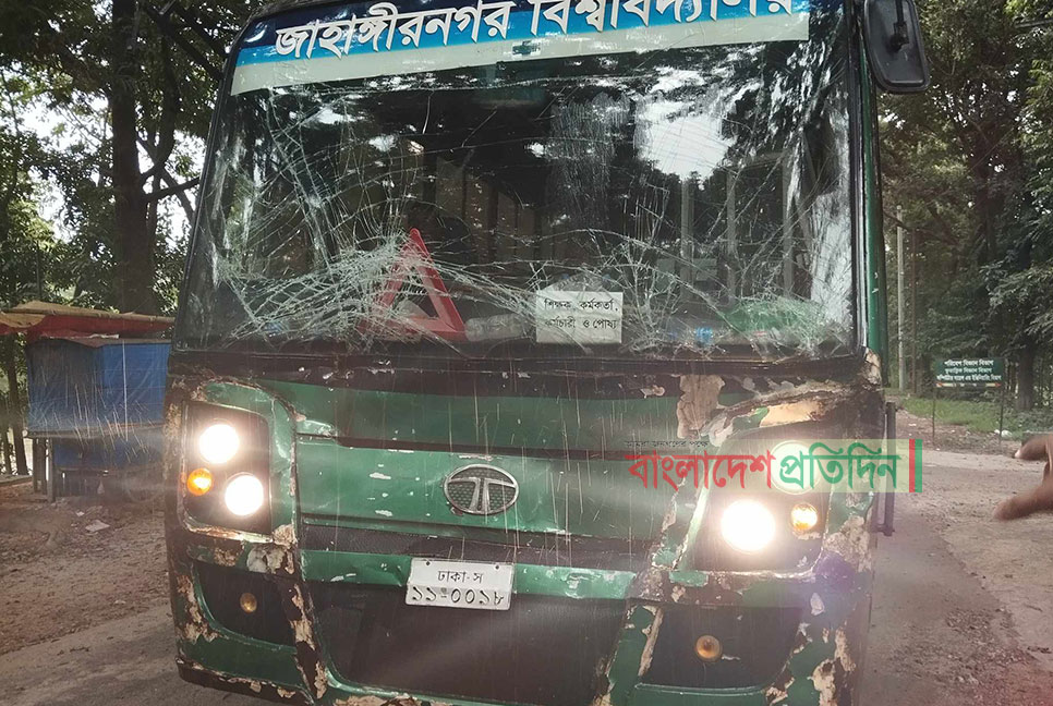 সড়ক দুর্ঘটনার কবলে জাবির বাস, আহত ১০ শিক্ষার্থী