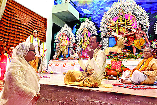 প্রধানমন্ত্রীর ঢাকেশ্বরী মন্দিরে পূজামন্ডপ পরিদর্শন