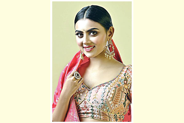ফের ঢাকার ছবিতে ইধিকা!