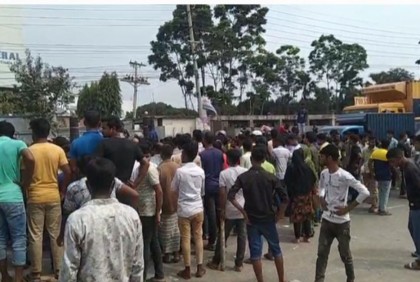 কালিয়াকৈরে বেতন বৃদ্ধির দাবিতে বিক্ষোভ