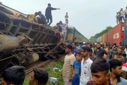 উদ্ধারকারী রি‌লিফ ট্রেন ঢাকা থেকে ভৈরব যাচ্ছে 

