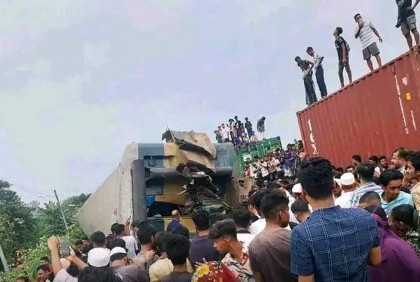 ভৈরবে দুর্ঘটনা : ঢাকার সঙ্গে চট্টগ্রাম-সিলেটের ট্রেন চলাচল বন্ধ

