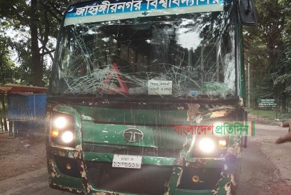 সড়ক দুর্ঘটনার কবলে জাবির বাস, আহত ১০ শিক্ষার্থী