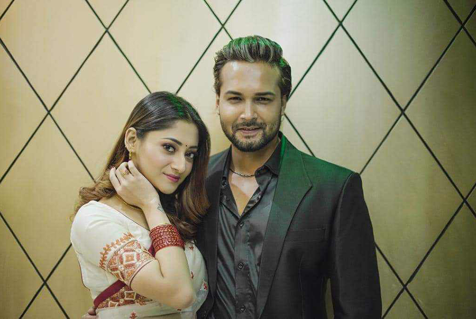 ফের আদর-পূজার রসায়ন

