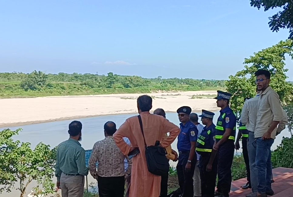 ভ্রমণ পিপাসুদের উপচে পড়া ভিড় তেঁতুলিয়ায়  