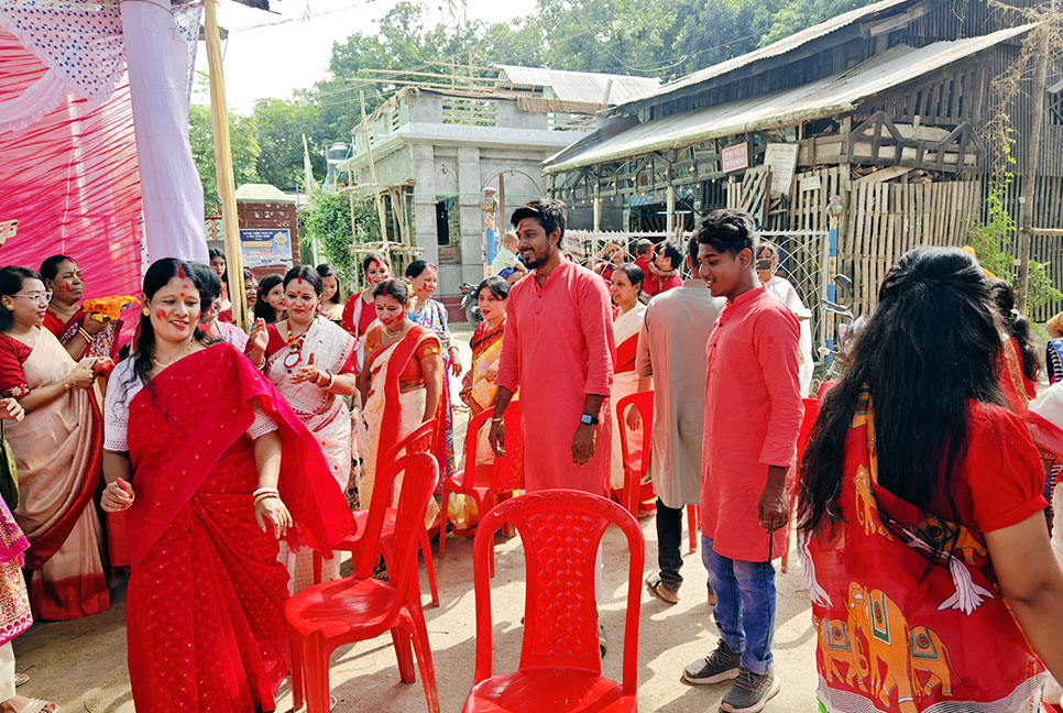 মণ্ডপে মণ্ডপে সিঁদুর খেলা 