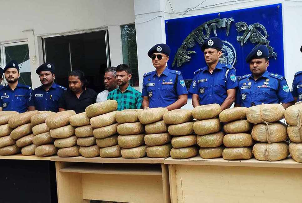 ব্রাহ্মণবাড়িয়ায় গাঁজাসহ তিন চোরাকারবারি গ্রেফতার