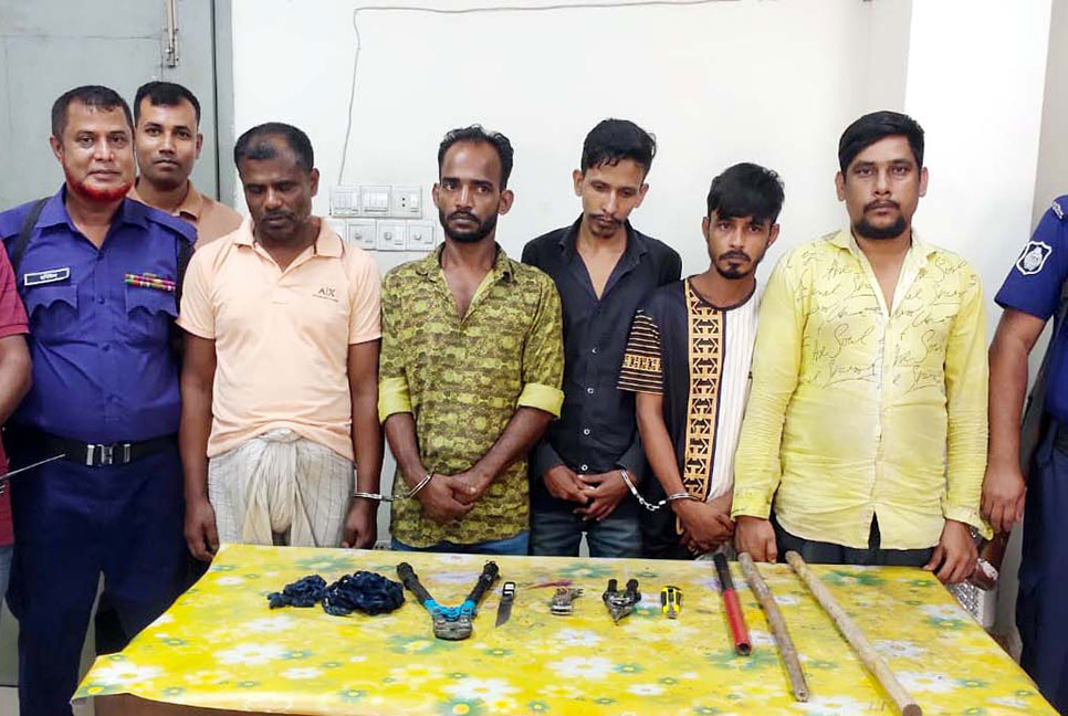 সিদ্ধিরগঞ্জে অস্ত্রসহ পাঁচ ডাকাত গ্রেফতার