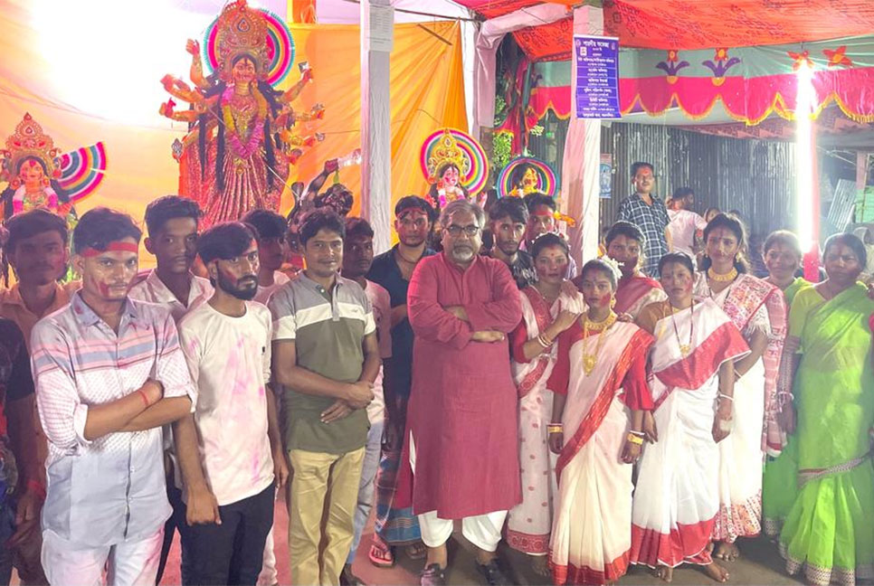 এমরান সালেহ প্রিন্সের বিভিন্ন পূজা মণ্ডপ পরিদর্শন