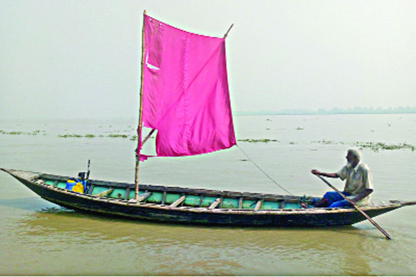 হারিয়ে যাচ্ছে পালতোলা নৌকা