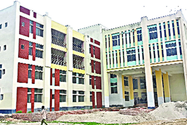 ভবনের দায়িত্ব বুঝে নিচ্ছে না কেউ