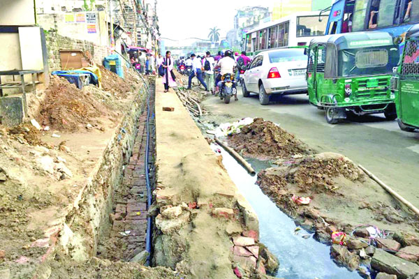 বিজয় সরণিতে খোঁড়াখুঁড়ির দুর্ভোগ!
